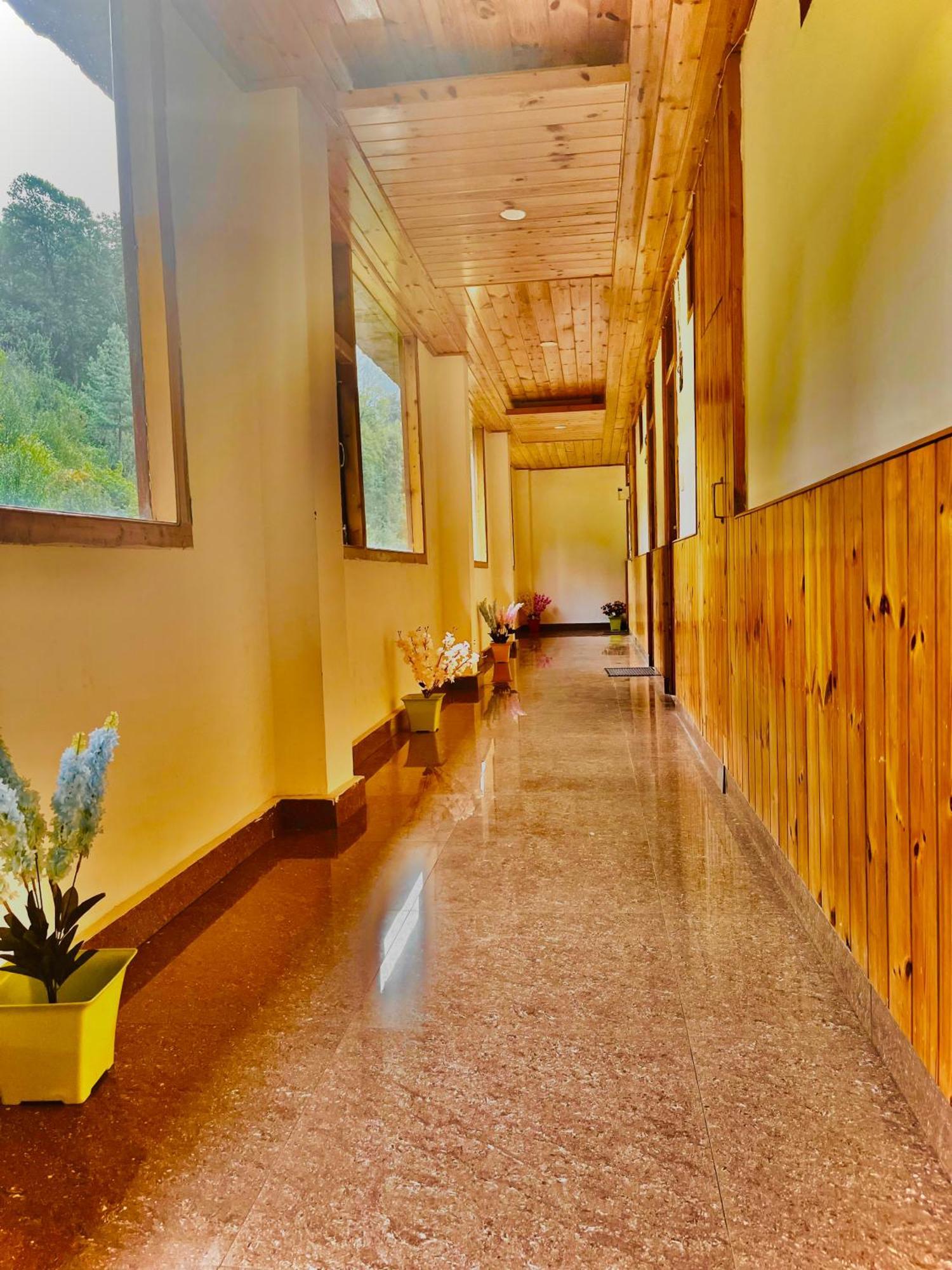 Himalayan Hill Queen Resort, Manali M98160-43400 Экстерьер фото